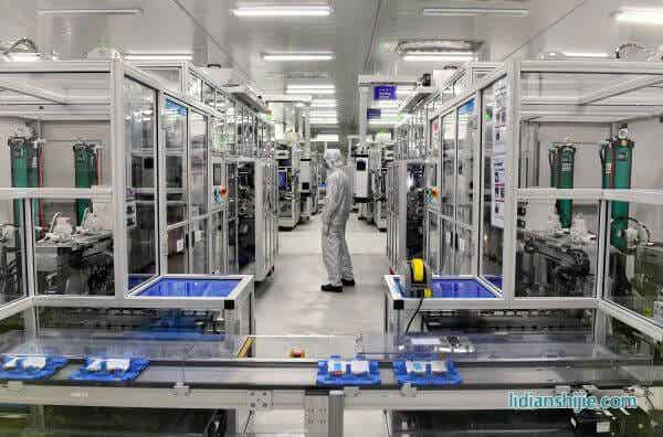 工人在福建寧德時代新能源科技股份有限公司電芯自動化生產車間工作。 工人在福建寧德時代新能源科技股份有限公司電芯自動化生產車間工作。