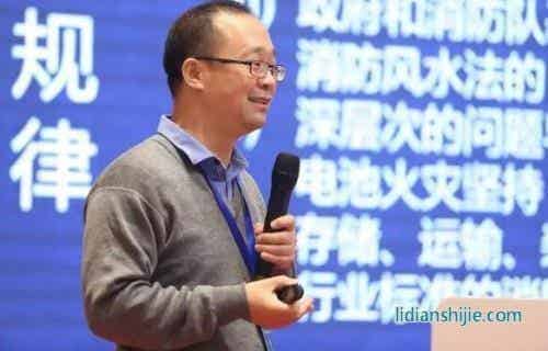 億鑫豐董事長吳松彥帶來的主題分享是《裝備創新助力電池提質降本》