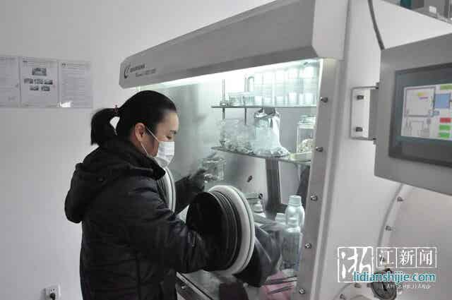 工作人員在無水無氧狀態下測試電池性能 工作人員在無水無氧狀態下測試電池性能