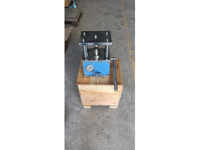 液壓封口機(jī) 紐扣電池專(zhuān)用小型液壓封口機(jī)圖2