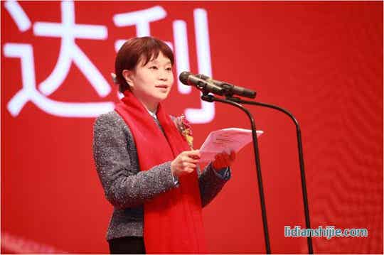 龍華區(qū)委常委、區(qū)政府常務(wù)副區(qū)長(zhǎng)張納沙女士致辭