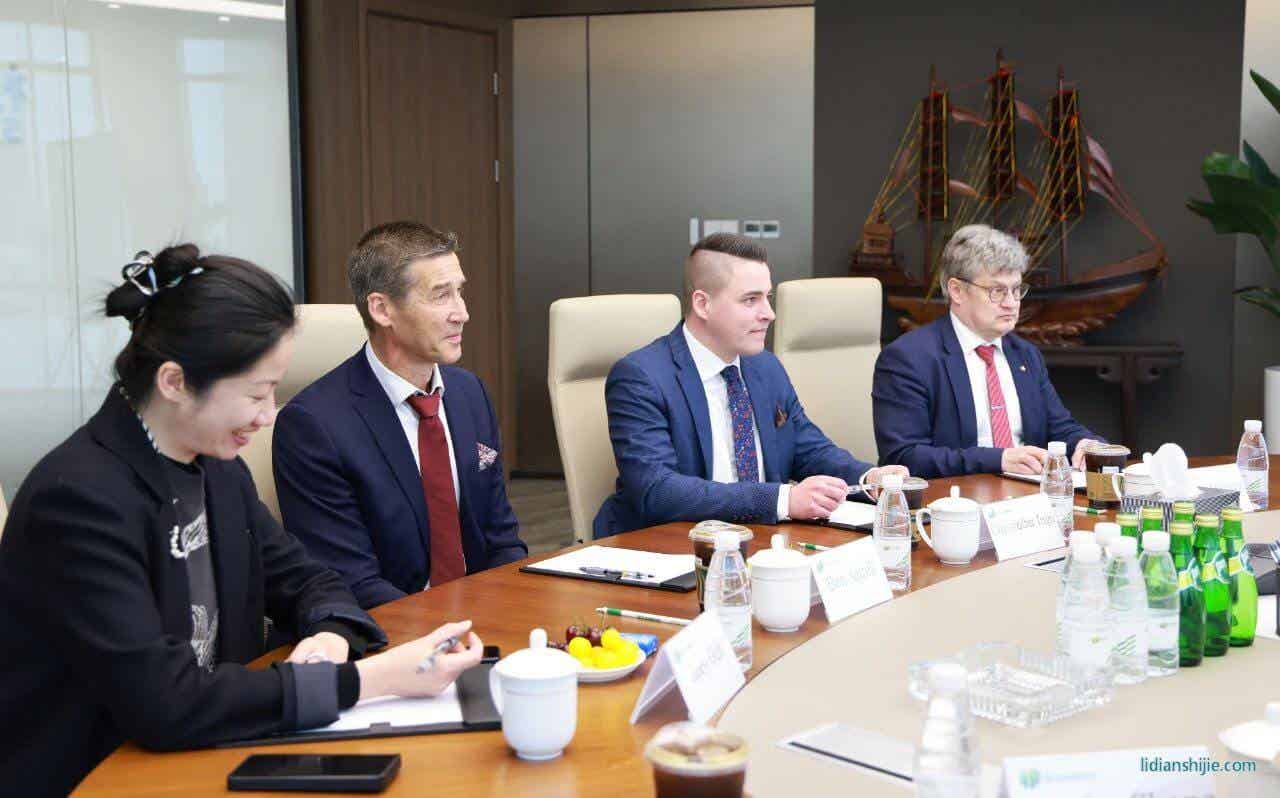 4月19日，芬蘭科斯霍爾姆市議會主席Christoffer Ingo、市長Rurik Ahlberg、技術總監Ben Antell及芬蘭投資署成員一行蒞臨杉杉