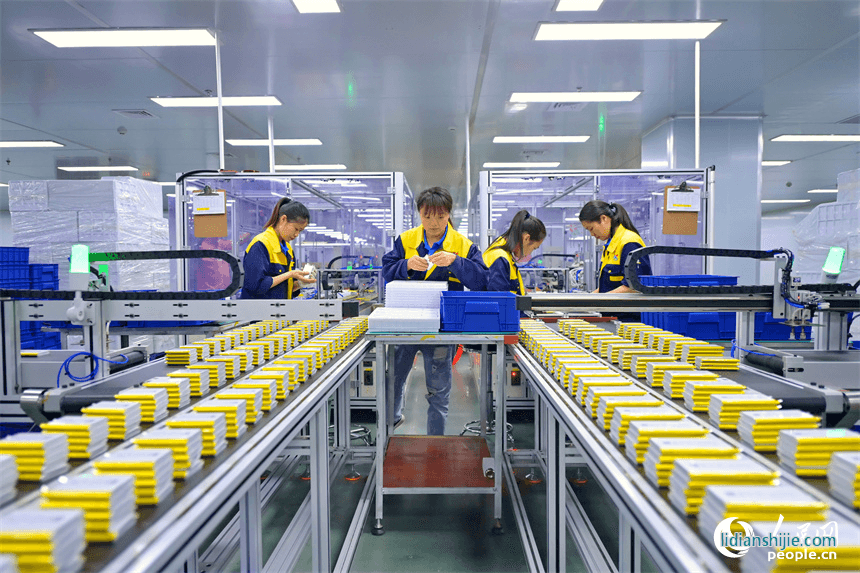 江西省吉安市永新縣工業開發區一車間內，工人在自動化產線上加工出口的鋰電池產品